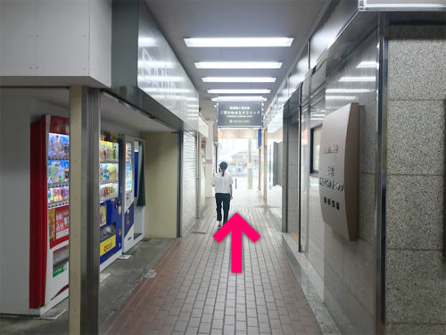 通路を進んで歩道に出たら左に曲がります【電車でのスマホバスター神戸三宮駅前店へのアクセス】