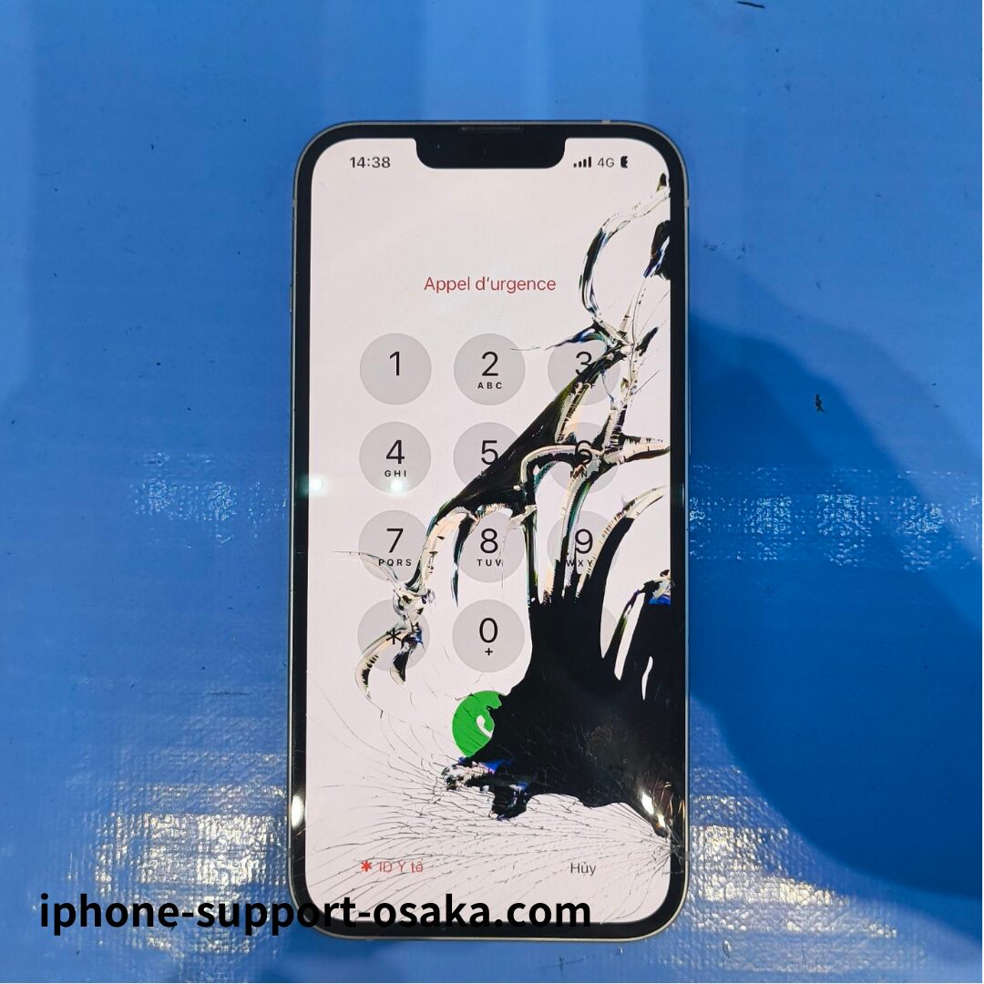 iPhone 13 修理前の状態です。