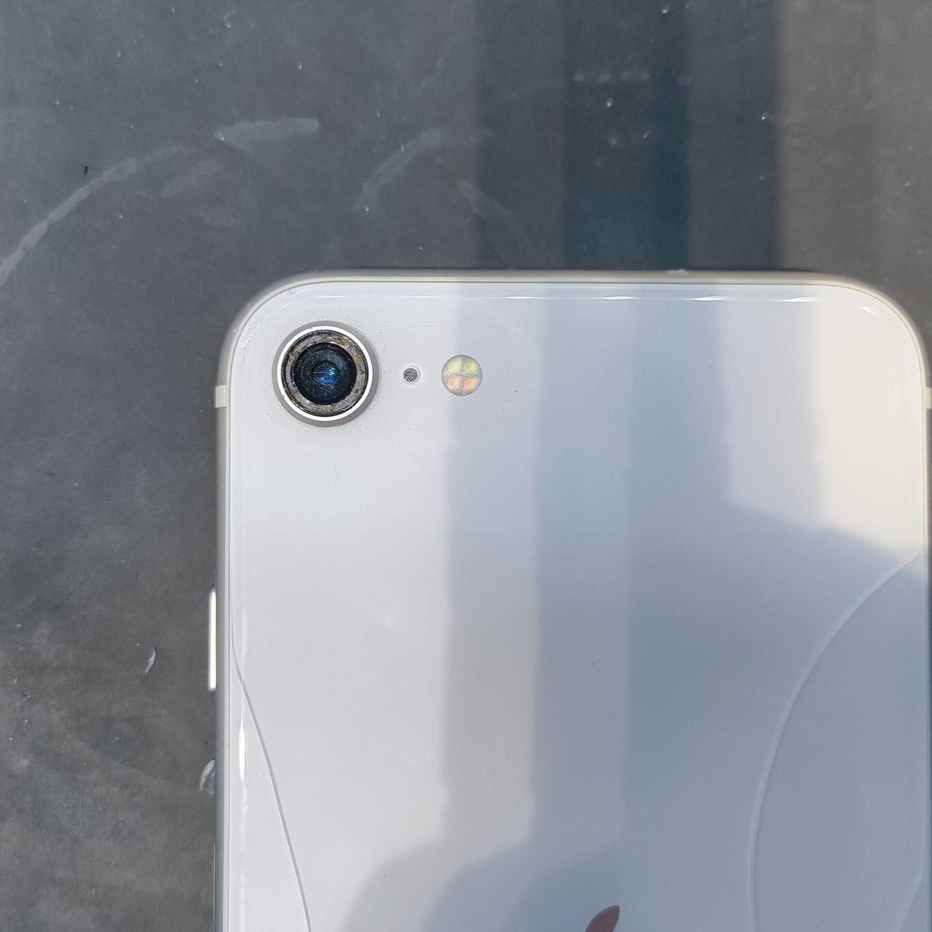 iPhone SE2 修理前の状態です。