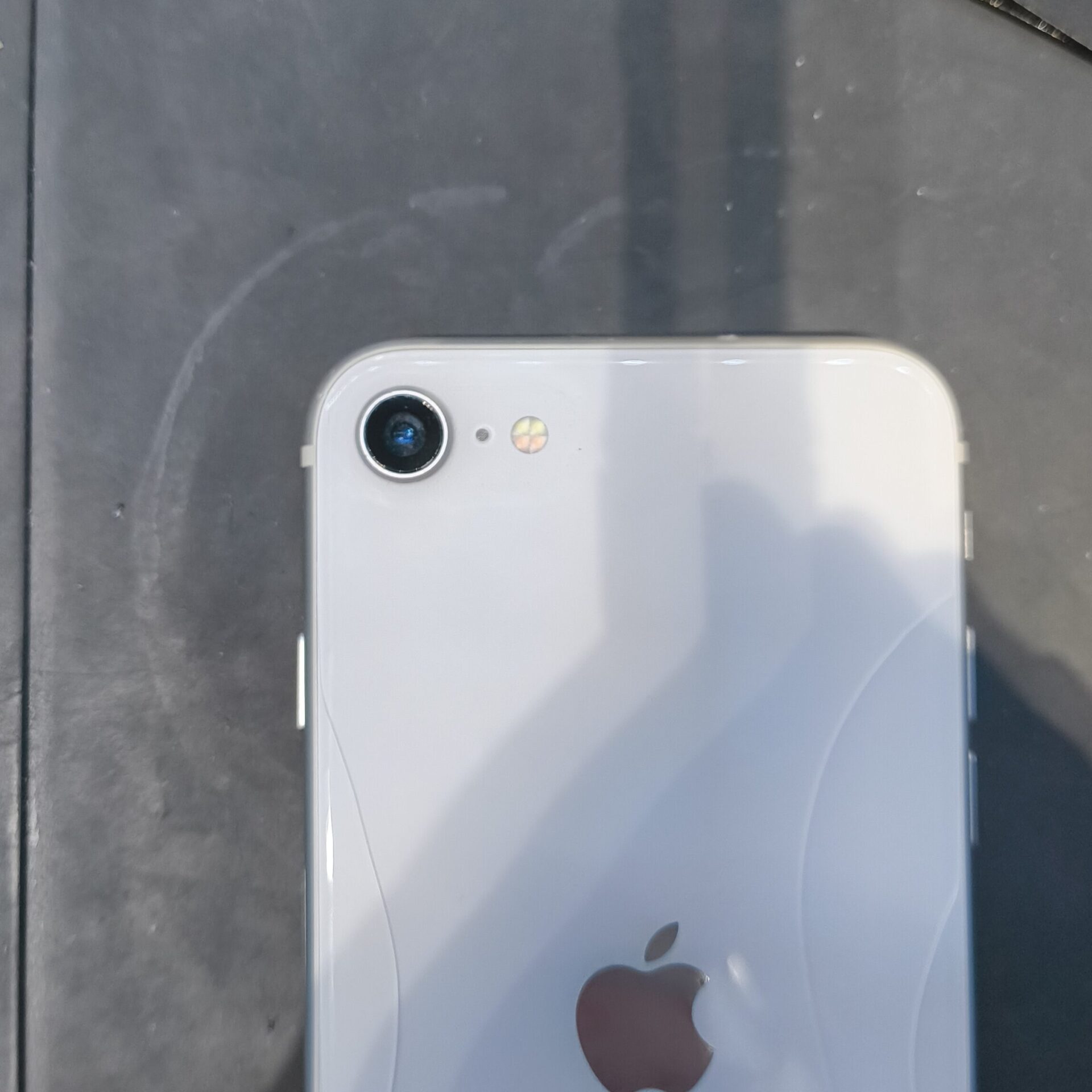 iPhone SE2 修理後の状態です。