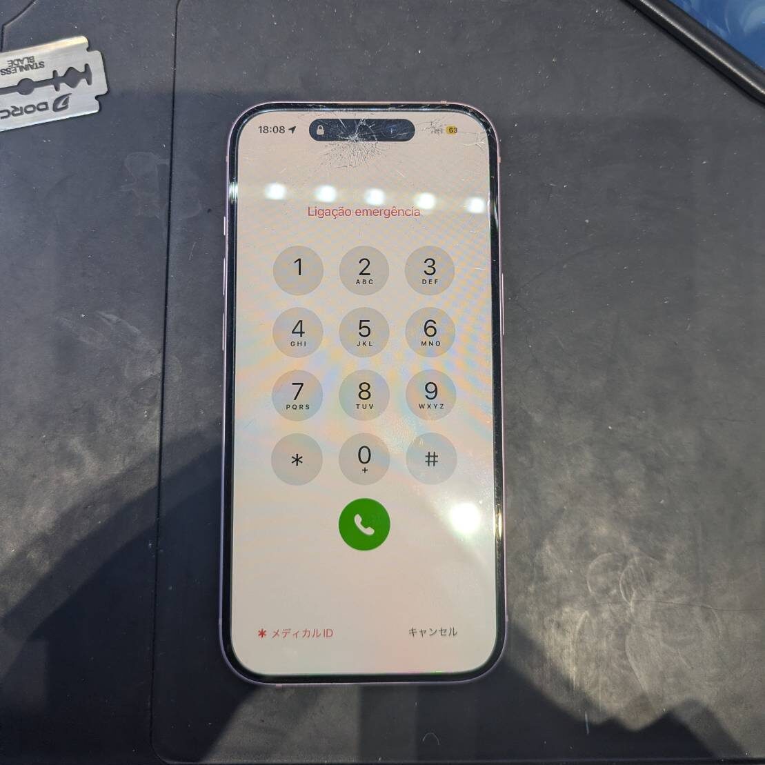 iPhone 15 修理前の状態です。