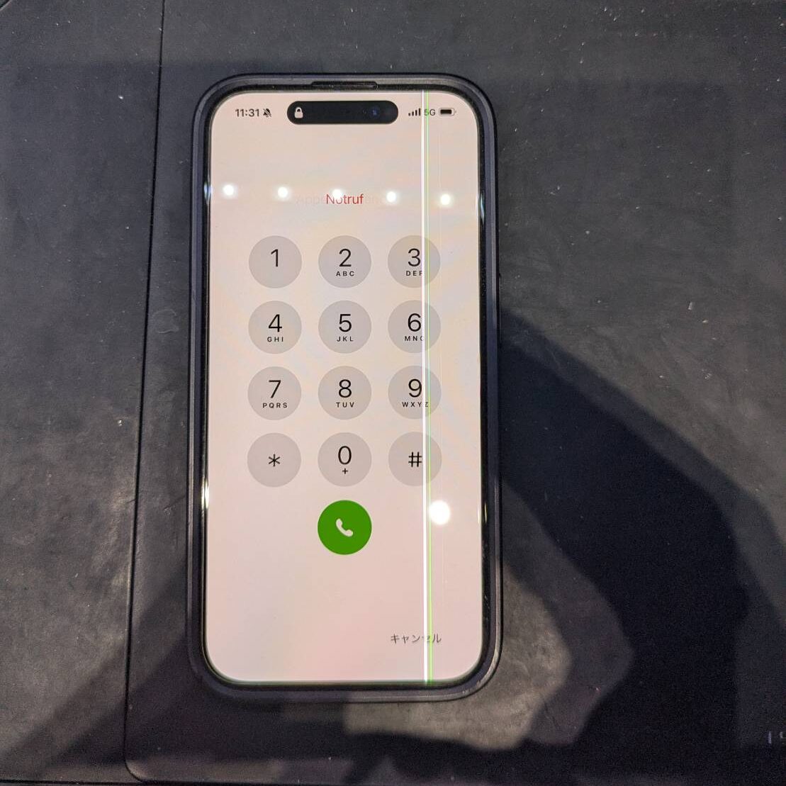 iPhone 15 Pro修理前の状態です。