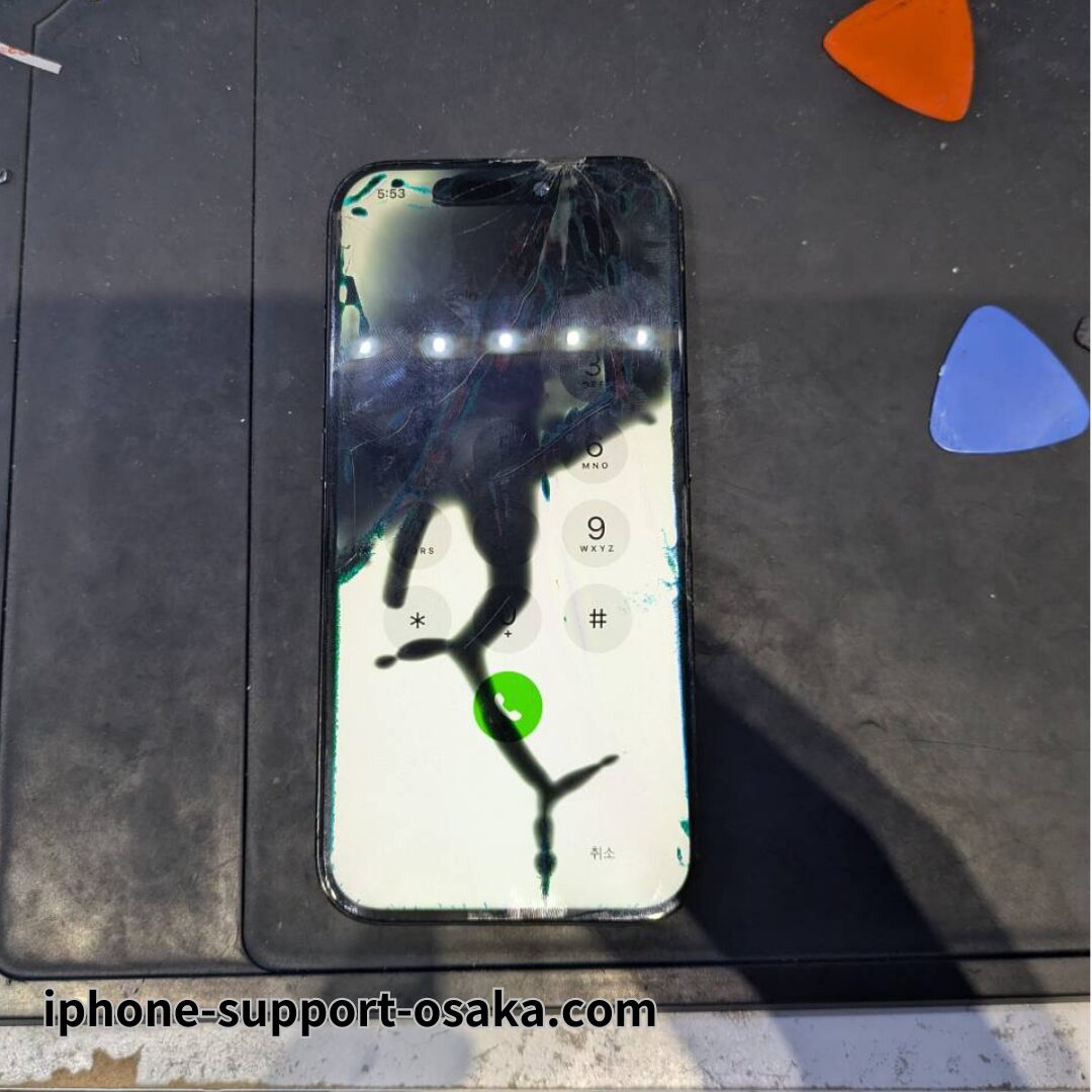 iPhone 15 Pro 修理前の状態です。