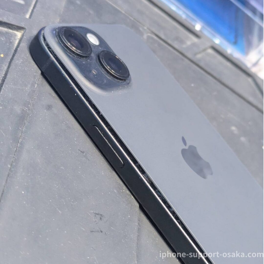 iPhone 15 修理前の状態です。