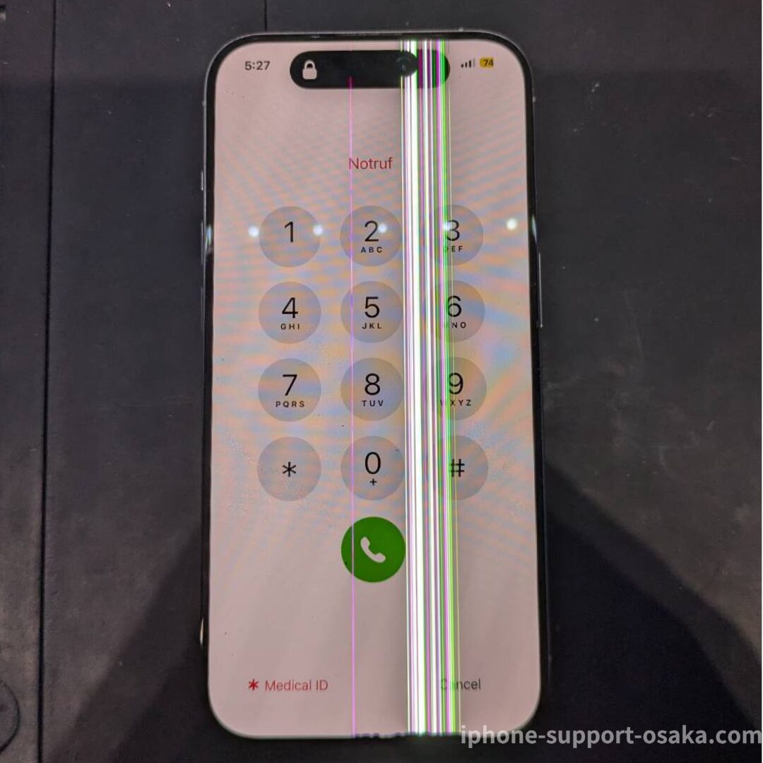 iPhone 15 Pro 修理前の状態です。