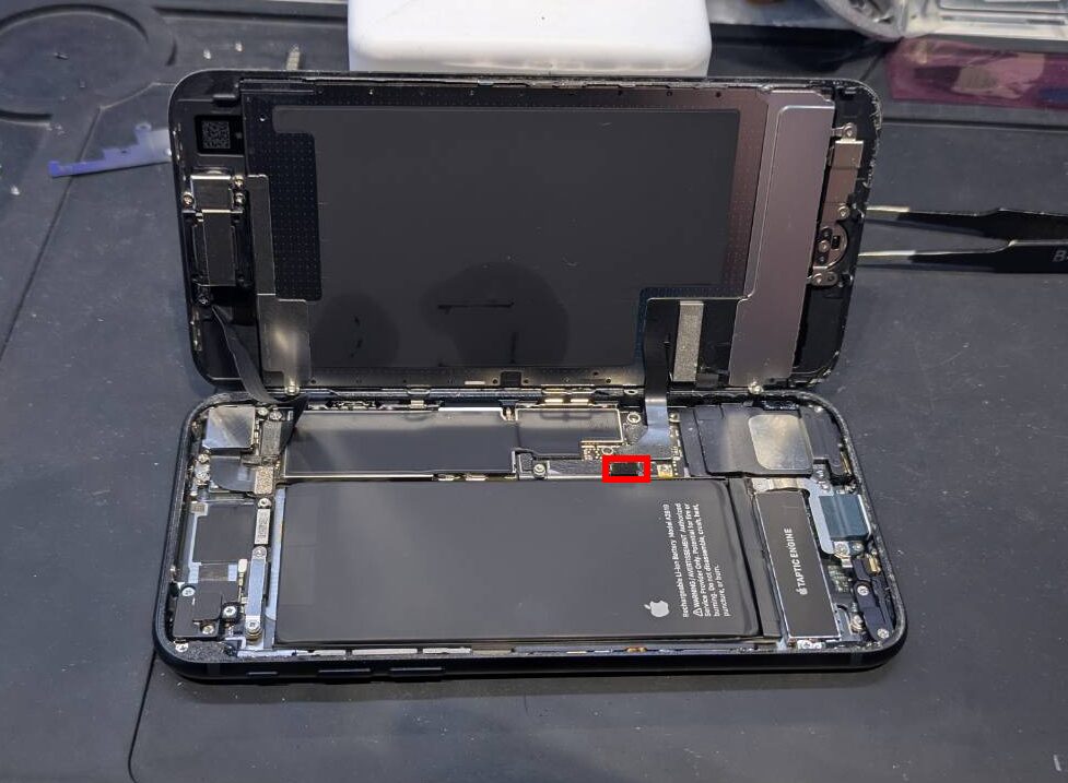 iPhone SE3(第3世代)の液晶パネルのケーブルコネクター部分