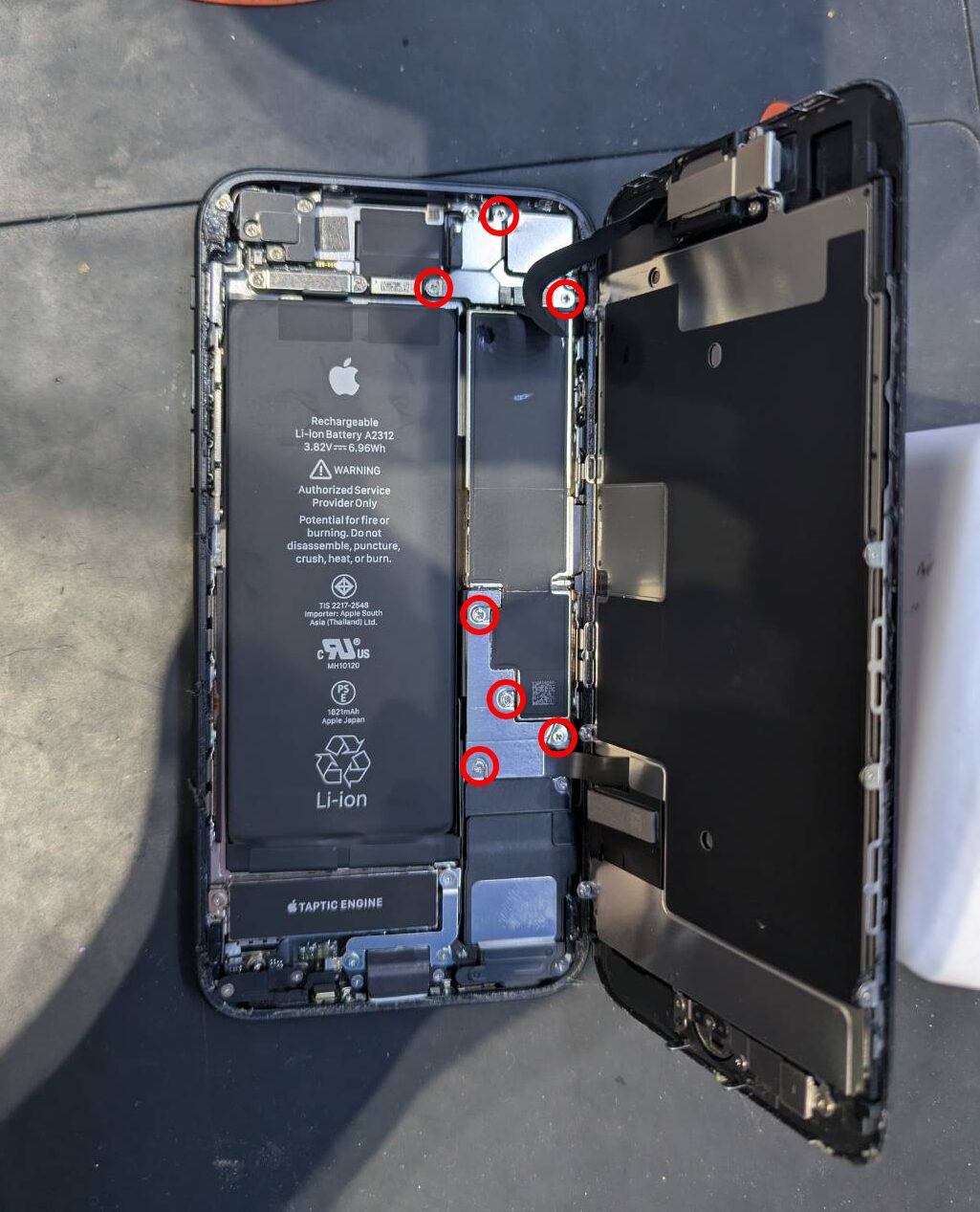 iPhone SE3(第3世代)の液晶パネルのケーブルを外す際の固定ネジの位置
