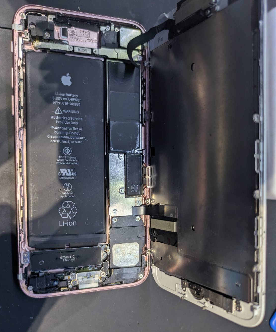 ホームボタン搭載モデルのiPhoneでは、本体を開く際は左側を支点に開く構造になっている